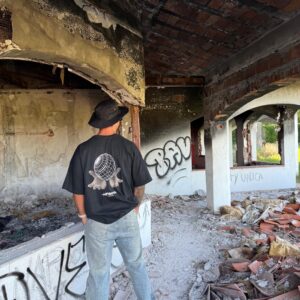 Remera The world Oscura