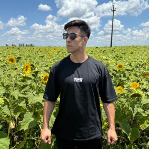 Remera TWIY The World Is Yours 2026 Oscura